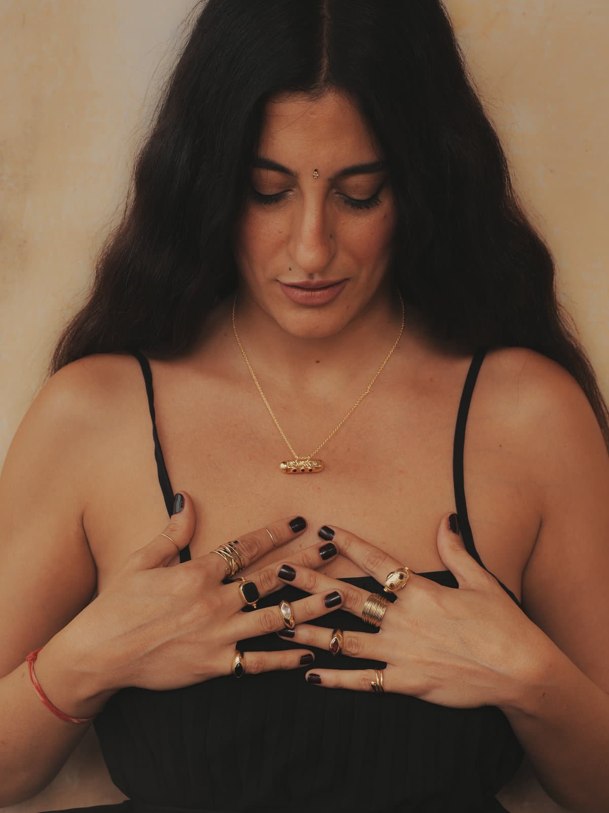 Collana e anelli Sbrilluccica indossati su un abito nero